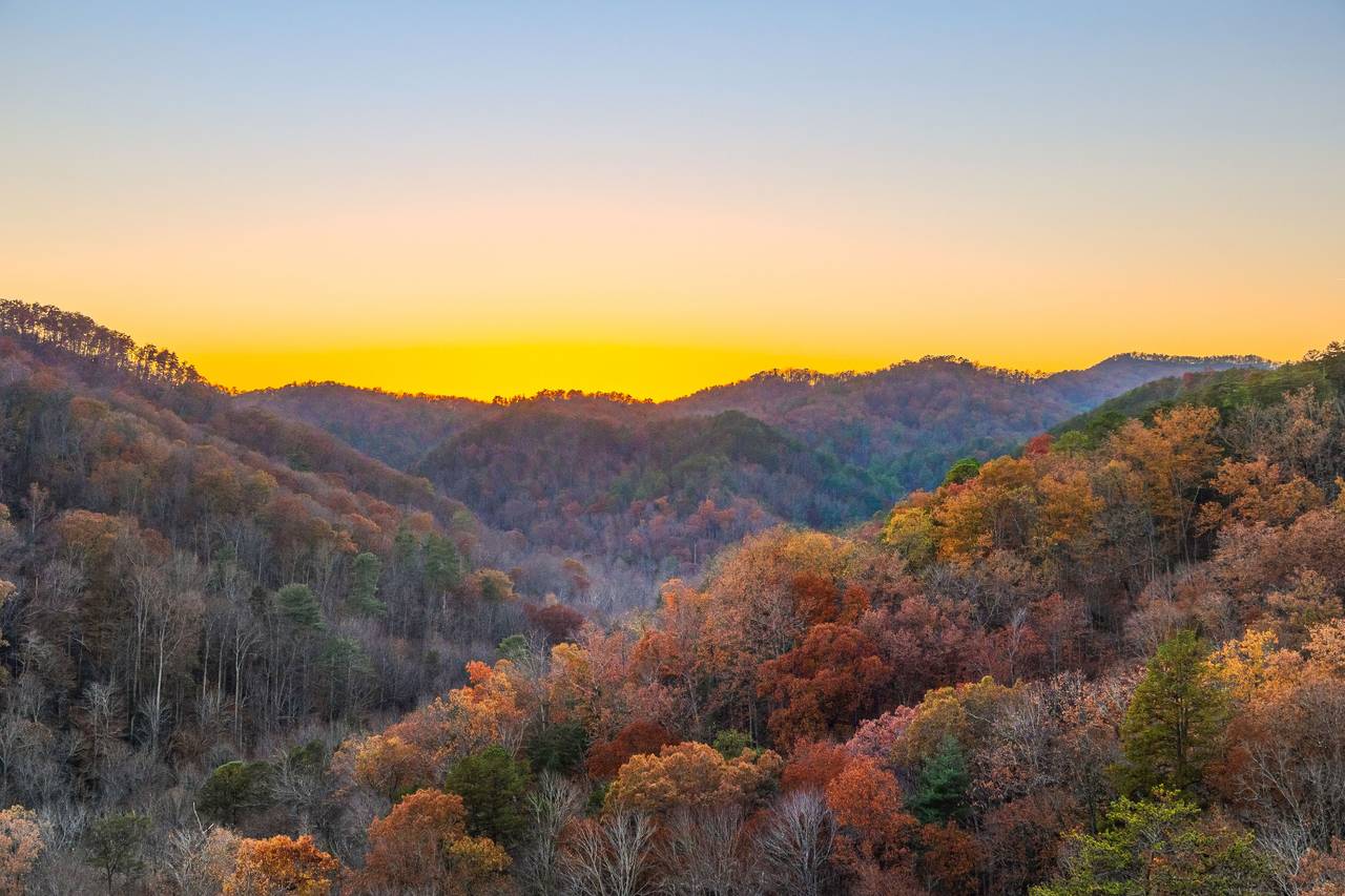 <span class="name">Main deck gazing over wide-open Smoky Mountain vistas</span> <span class="name">Main deck gazing over wide-open Smoky Mountain vistas</span>
