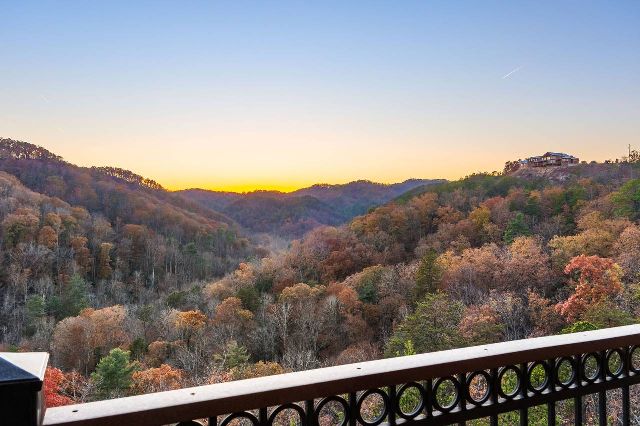 <span class="name">Main deck gazing over wide-open Smoky Mountain vistas</span> <span class="name">Main deck gazing over wide-open Smoky Mountain vistas</span>
