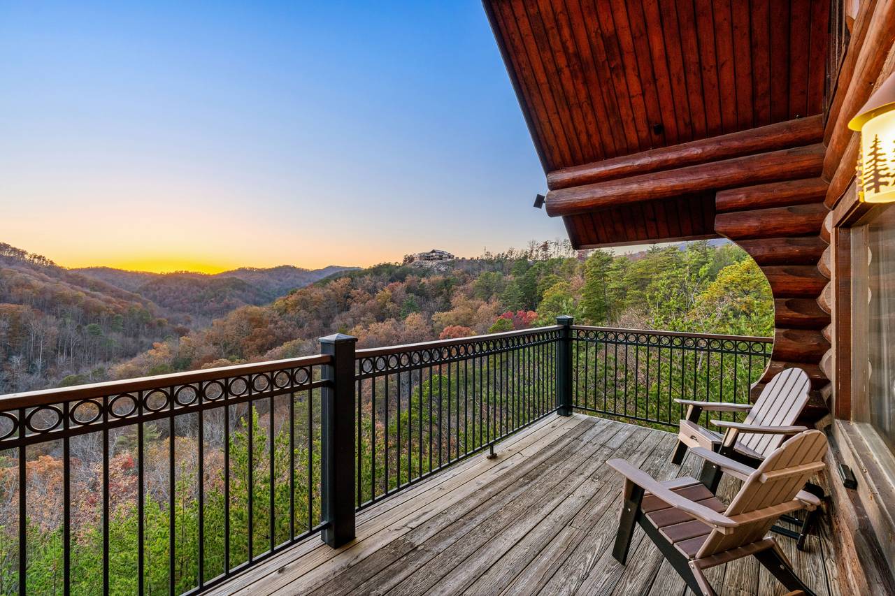 <span class="name">Main deck gazing over wide-open Smoky Mountain vistas</span> <span class="name">Main deck gazing over wide-open Smoky Mountain vistas</span>
