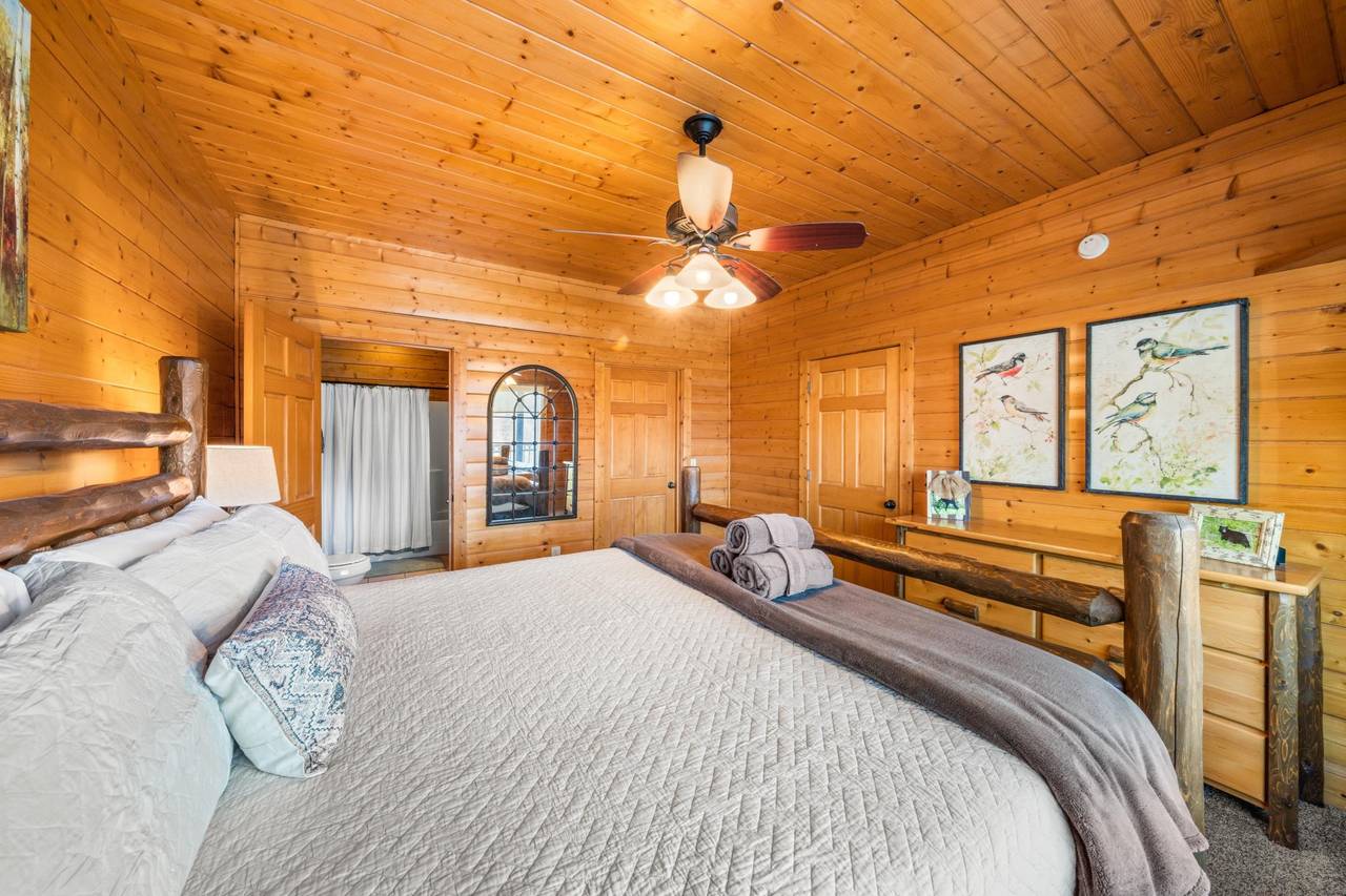 <span class="name">ozy lower king room with rustic touches & privacy</span> <span class="name">ozy lower king room with rustic touches & privacy</span>