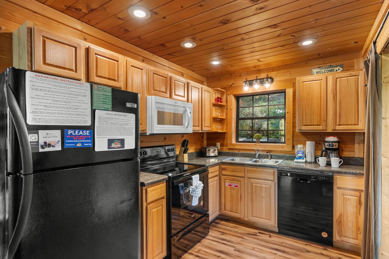 Fully equipped kitchen: dinner/silver/cook/bake-ware provided Fully equipped kitchen: dinner/silver/cook/bake-ware provided