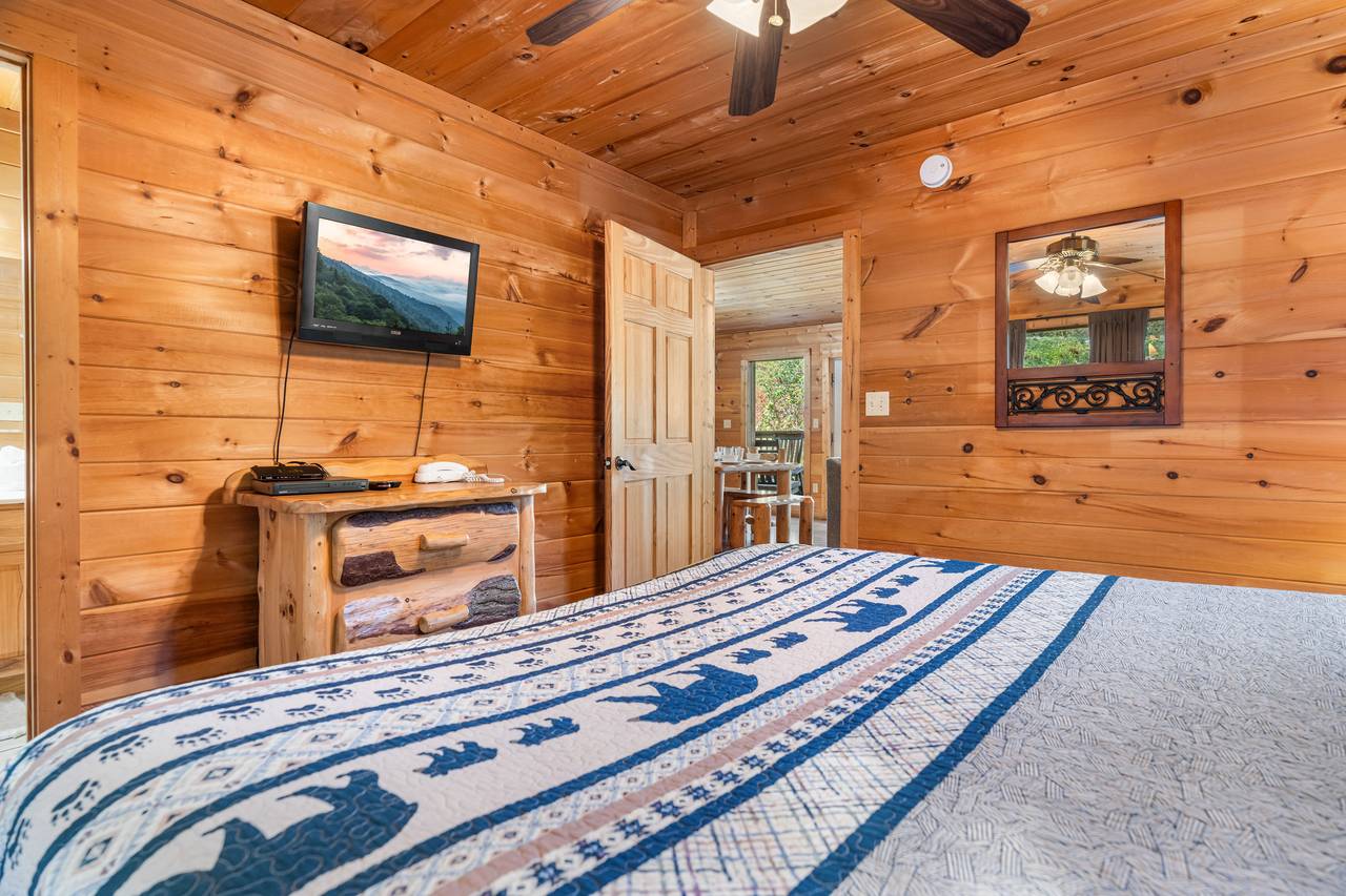 Classic log beds & TVs in every bedroom Classic log beds & TVs in every bedroom
