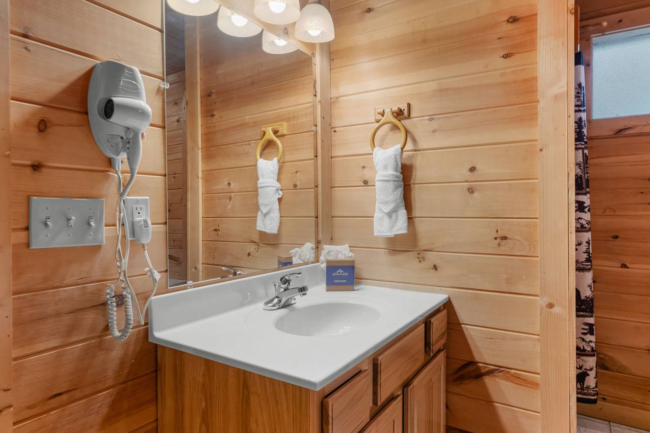 Lower level ensuite full bath with jetted tub and standing showe Lower level ensuite full bath with jetted tub and standing showe