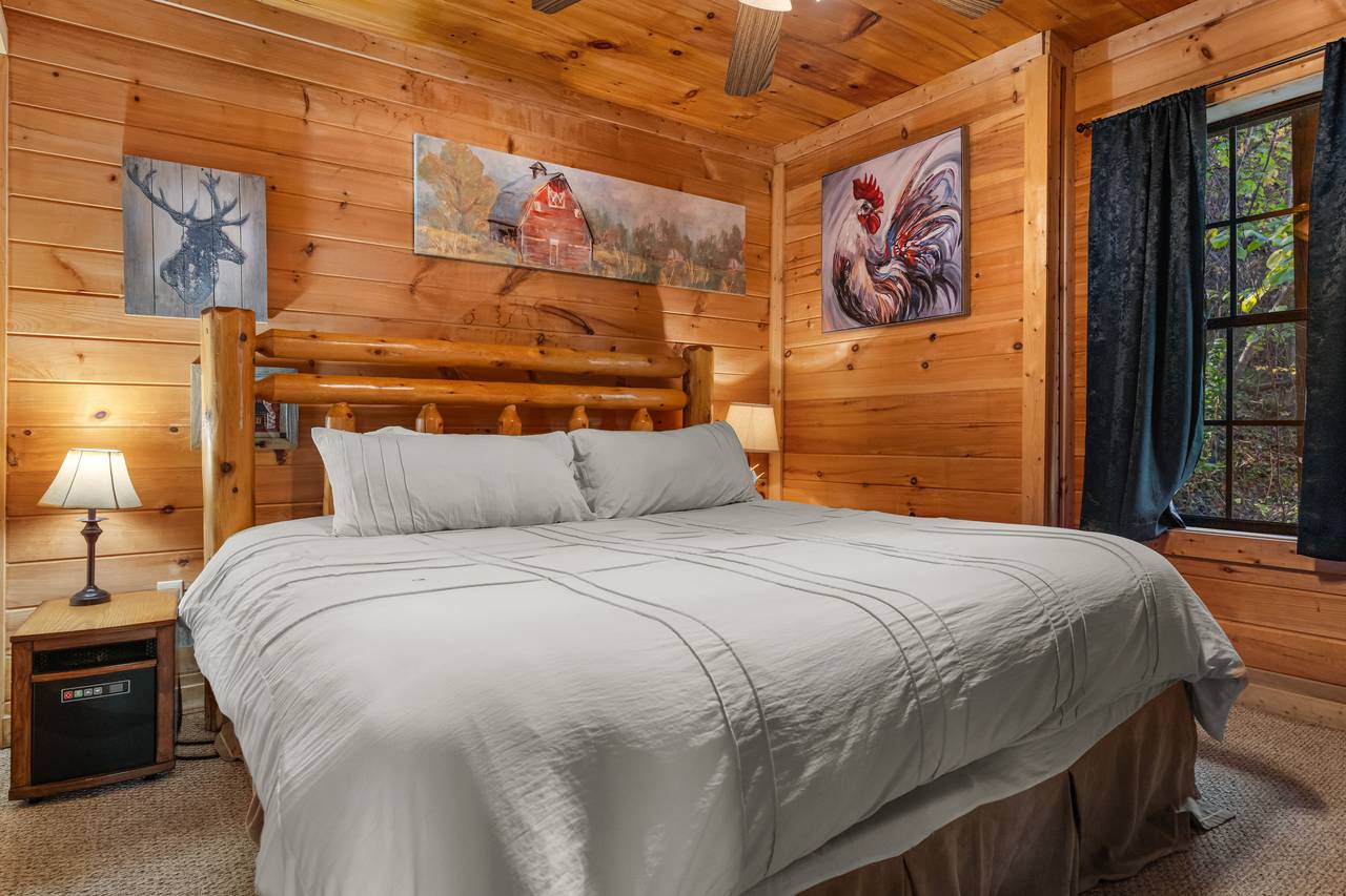 Lower-level king bedroom with ensuite & jetted tub Lower-level king bedroom with ensuite & jetted tub