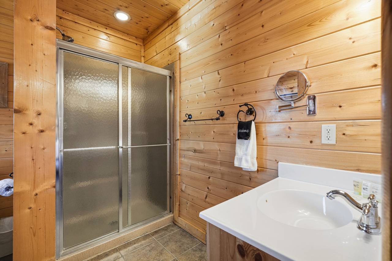 <span class="name">En-suite bath with shower & jetted tub</span> <span class="name">En-suite bath with shower & jetted tub</span>