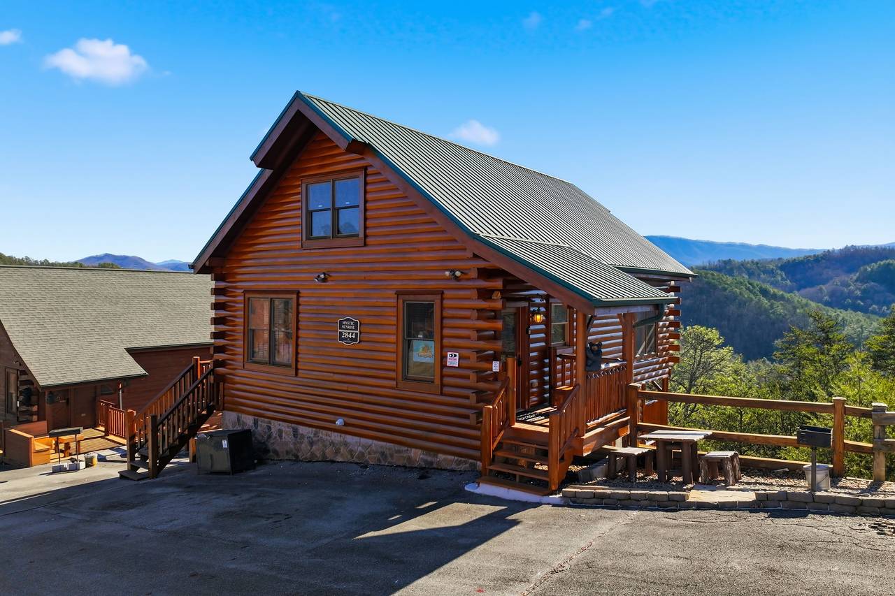 <span class="name">Outdoor grill & picnic seating by the cabin</span> <span class="name">Outdoor grill & picnic seating by the cabin</span>
