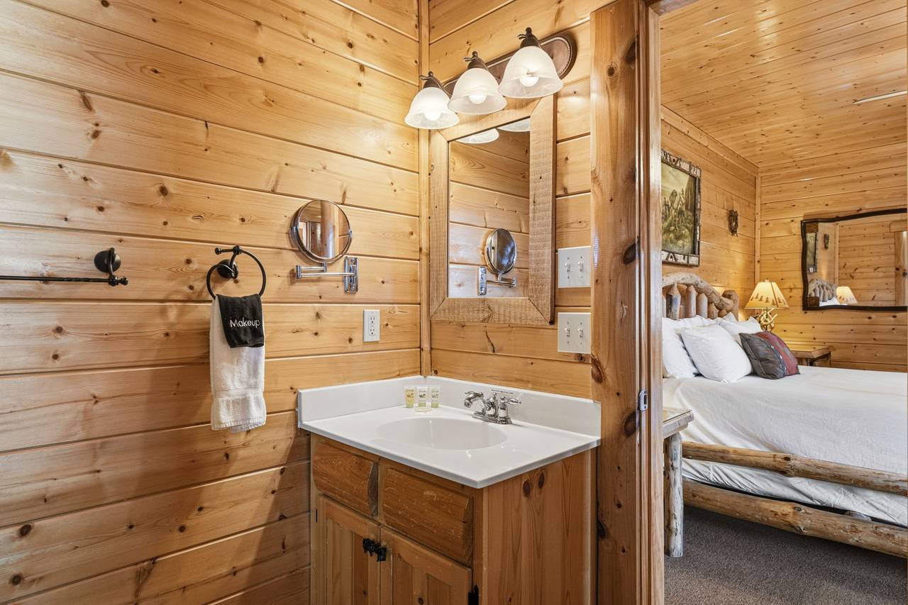 <span class="name">En-suite bath with shower & jetted tub</span> <span class="name">En-suite bath with shower & jetted tub</span>