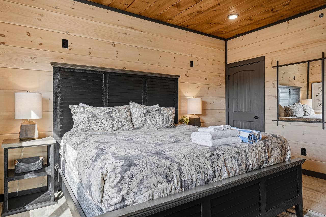 <span class="name">Bedroom 4 – upper level king suite with full bath & Roku TV</span> <span class="name">Bedroom 4 – upper level king suite with full bath & Roku TV</span>
