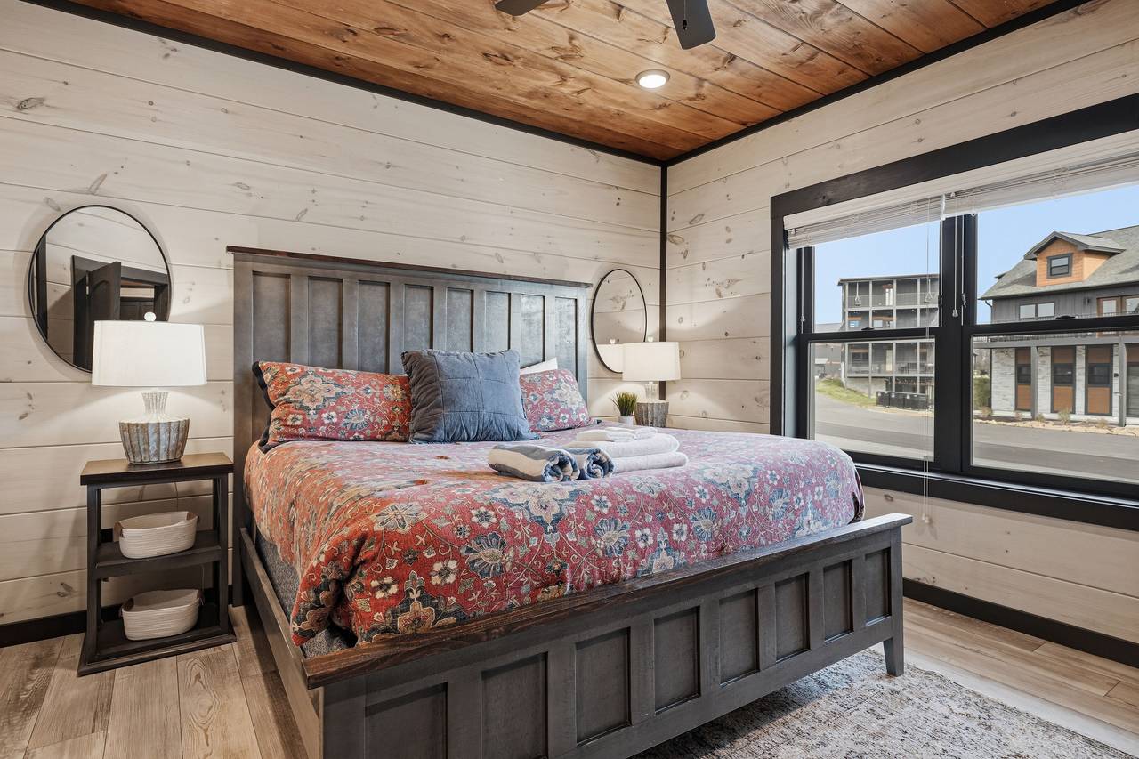 <span class="name">Bedroom 2 ensuite bathroom with modern finishes & TV</span> <span class="name">Bedroom 2 ensuite bathroom with modern finishes & TV</span>