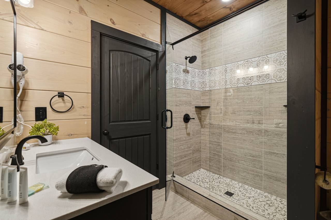 <span class="name">Full bathroom 5 with shower, modern fixtures, & hairdryer</span> <span class="name">Full bathroom 5 with shower, modern fixtures, & hairdryer</span>