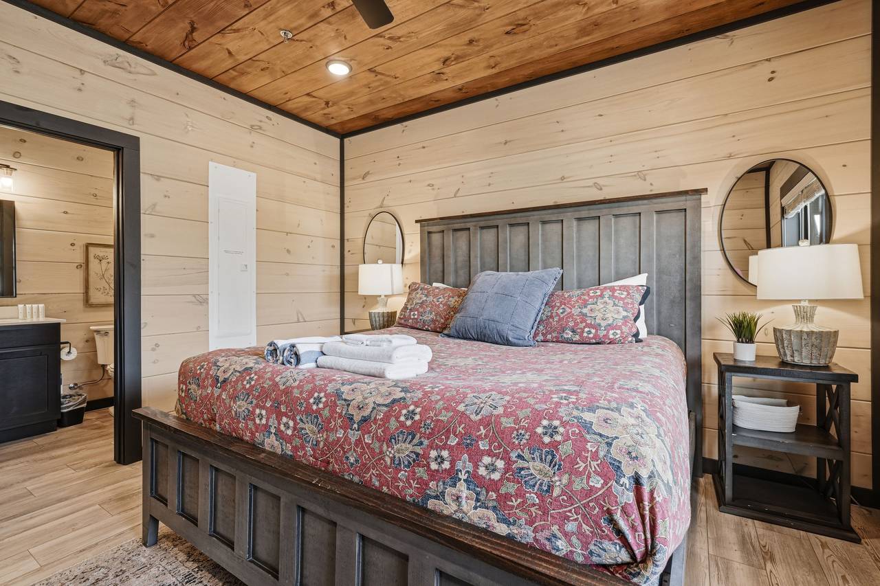 <span class="name">Bedroom 2 ensuite bathroom with modern finishes & TV</span> <span class="name">Bedroom 2 ensuite bathroom with modern finishes & TV</span>