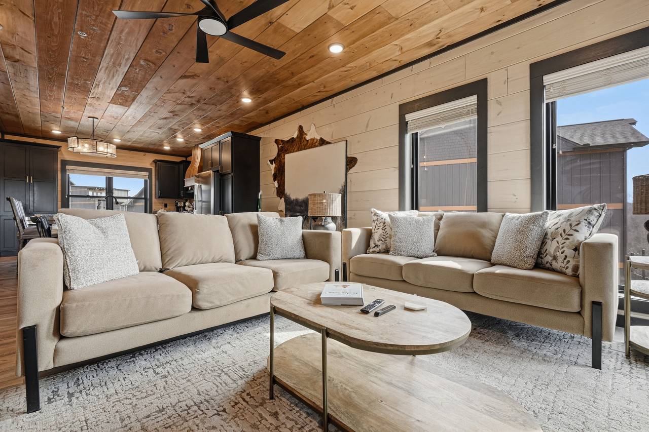 <span class="name">Electric fireplace & large Smart TV in main living room</span> <span class="name">Electric fireplace & large Smart TV in main living room</span>
