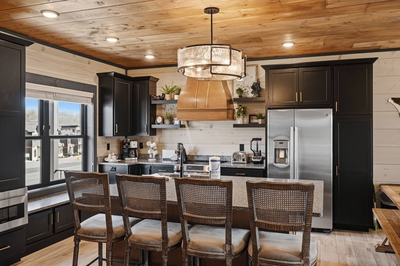 <span class="name">Large kitchen island with seating for guests</span> <span class="name">Large kitchen island with seating for guests</span>