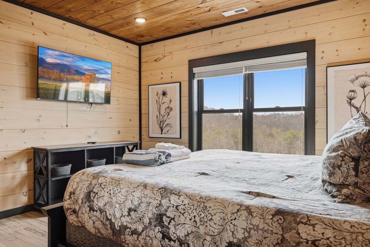 <span class="name">Bedroom 4 – upper level king suite with full bath & Roku TV</span> <span class="name">Bedroom 4 – upper level king suite with full bath & Roku TV</span>