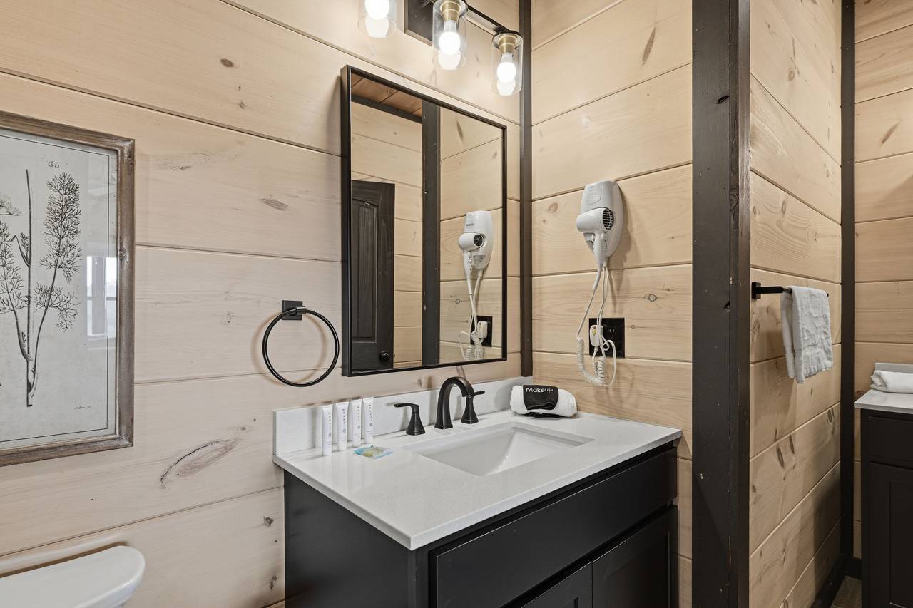 <span class="name">Full bathroom 1 with shower, modern fixturesk & hair dryer</span> <span class="name">Full bathroom 1 with shower, modern fixturesk & hair dryer</span>