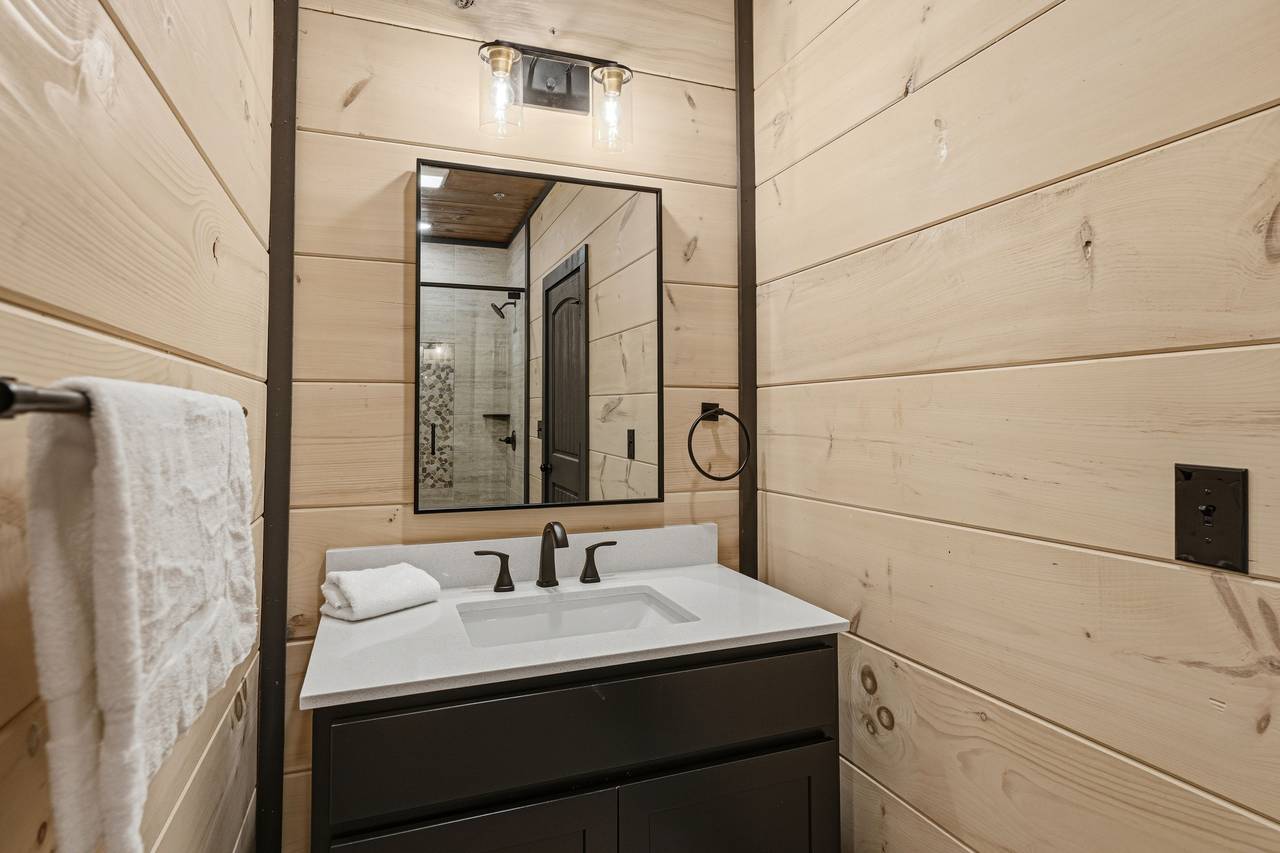 <span class="name">Full bathroom 1 with shower, modern fixturesk & hair dryer</span> <span class="name">Full bathroom 1 with shower, modern fixturesk & hair dryer</span>