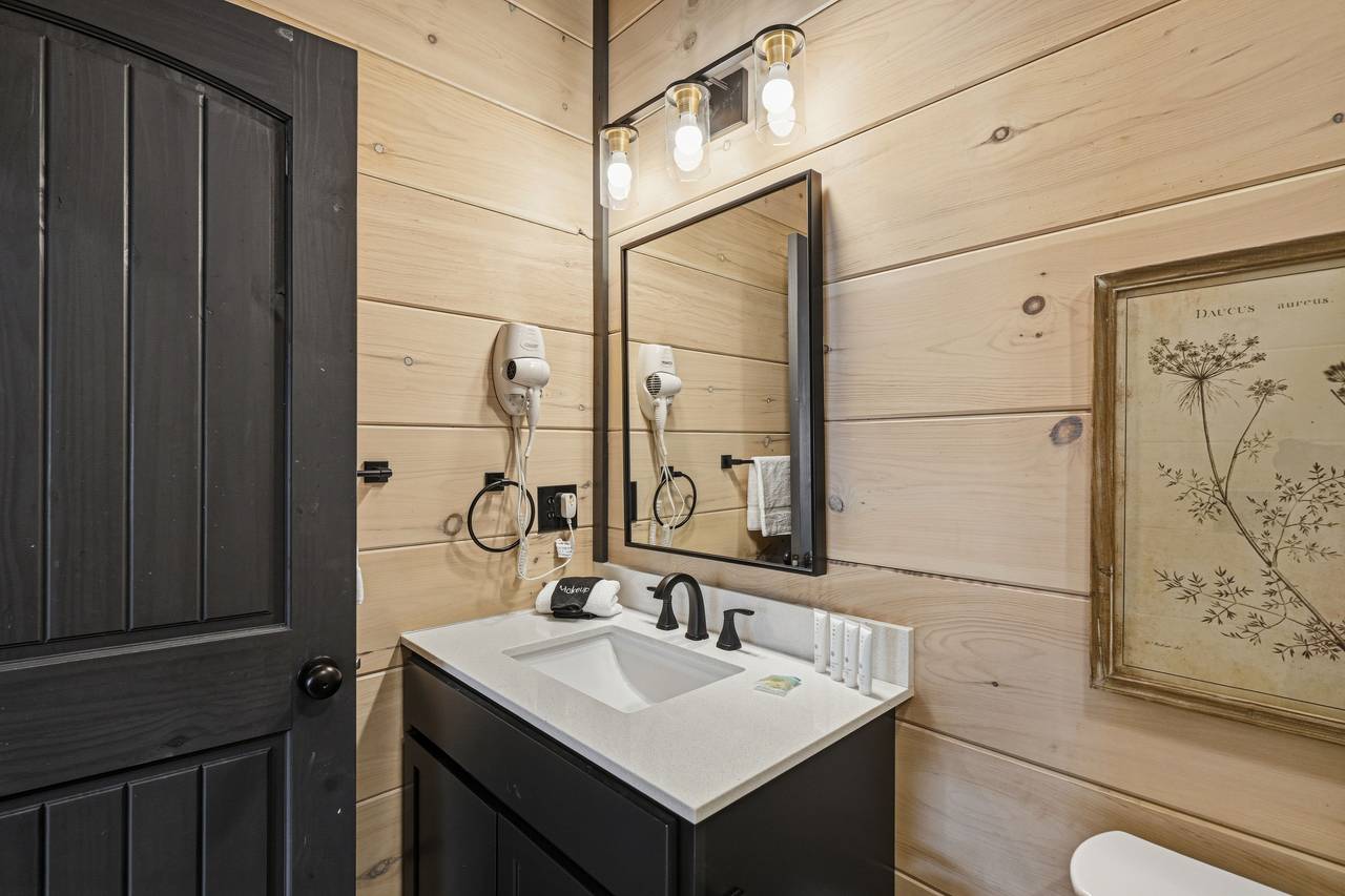 <span class="name">Full bathroom 2 with shower, modern fixturesk & hair dryer</span> <span class="name">Full bathroom 2 with shower, modern fixturesk & hair dryer</span>