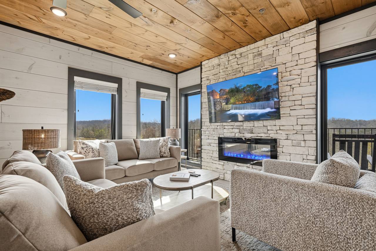 <span class="name">Electric fireplace & large Smart TV in main living room</span> <span class="name">Electric fireplace & large Smart TV in main living room</span>