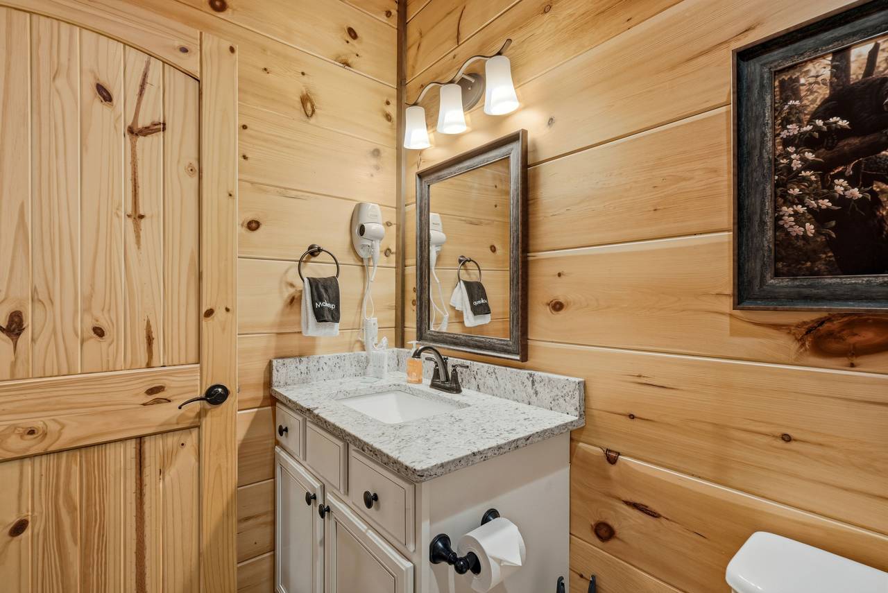 <span class="name">Upper-level ensuite full bathroom with shower/tub combo</span> <span class="name">Upper-level ensuite full bathroom with shower/tub combo</span>