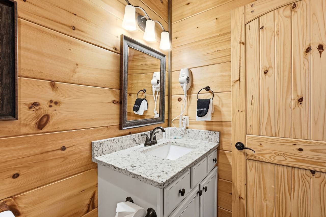 <span class="name">Upper-level ensuite full bathroom with shower/tub combo</span> <span class="name">Upper-level ensuite full bathroom with shower/tub combo</span>