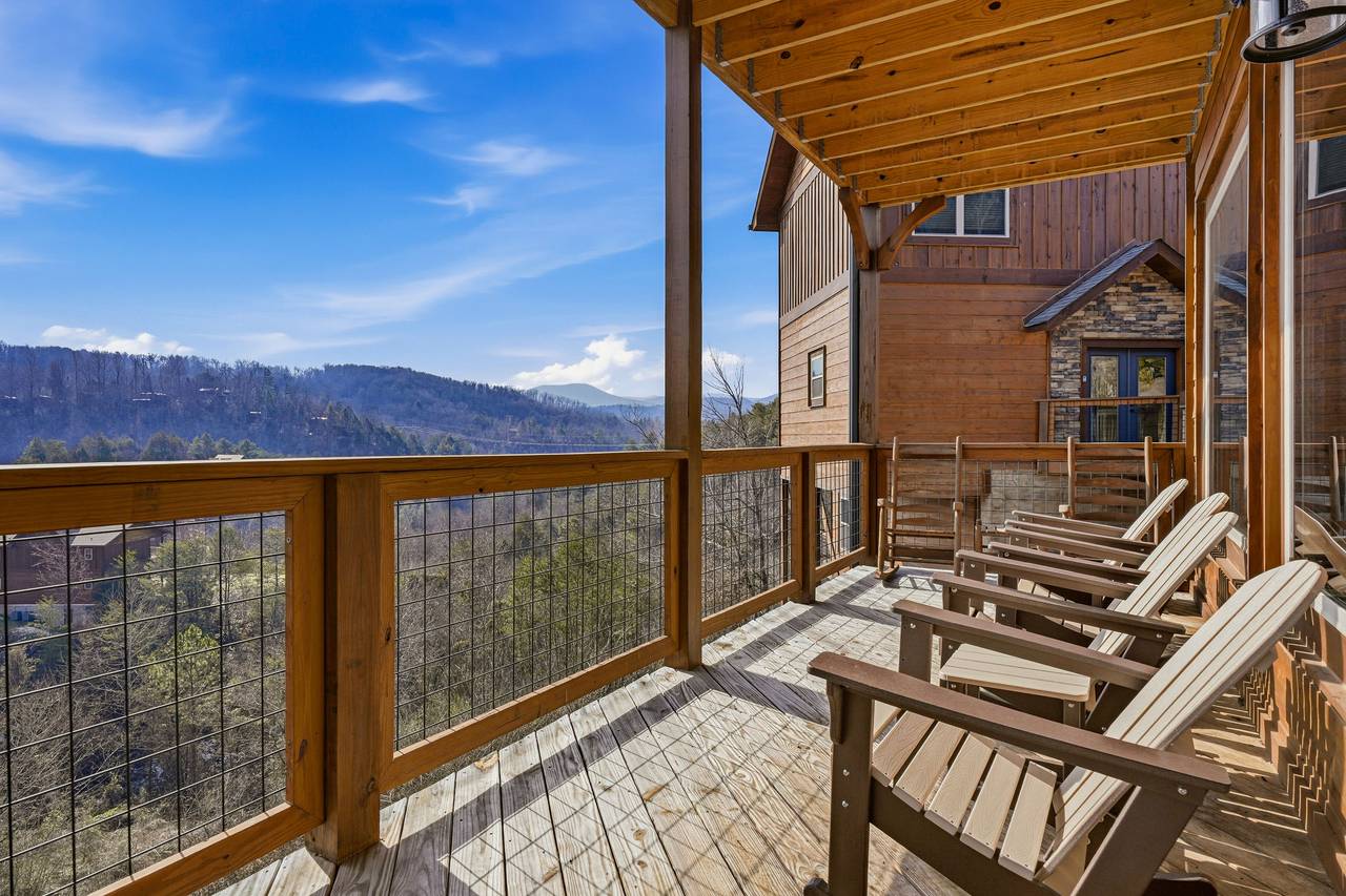 <span class="name">Luxury cabin w/ stunning mountain views</span> <span class="name">Luxury cabin w/ stunning mountain views</span>