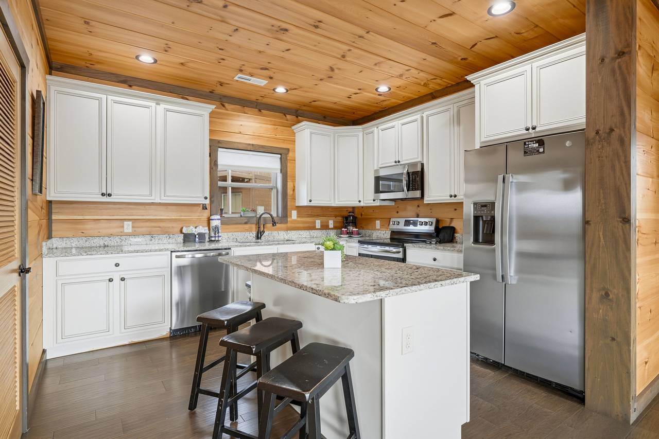 <span class="name">Fully stocked kitchen for family feasts & additional bar seating</span> <span class="name">Fully stocked kitchen for family feasts & additional bar seating</span>