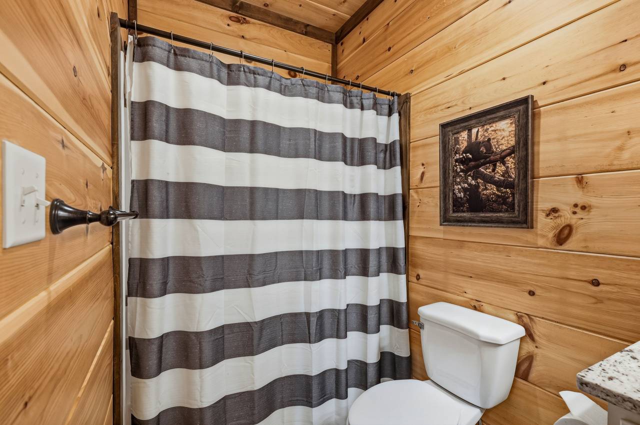 <span class="name">Upper-level ensuite full bathroom with shower/tub combo</span> <span class="name">Upper-level ensuite full bathroom with shower/tub combo</span>