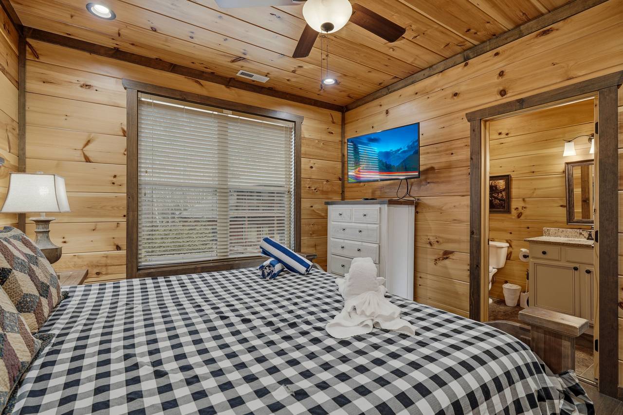 <span class="name">Upper level king bedroom retreat with TV & ensuite bath</span> <span class="name">Upper level king bedroom retreat with TV & ensuite bath</span>
