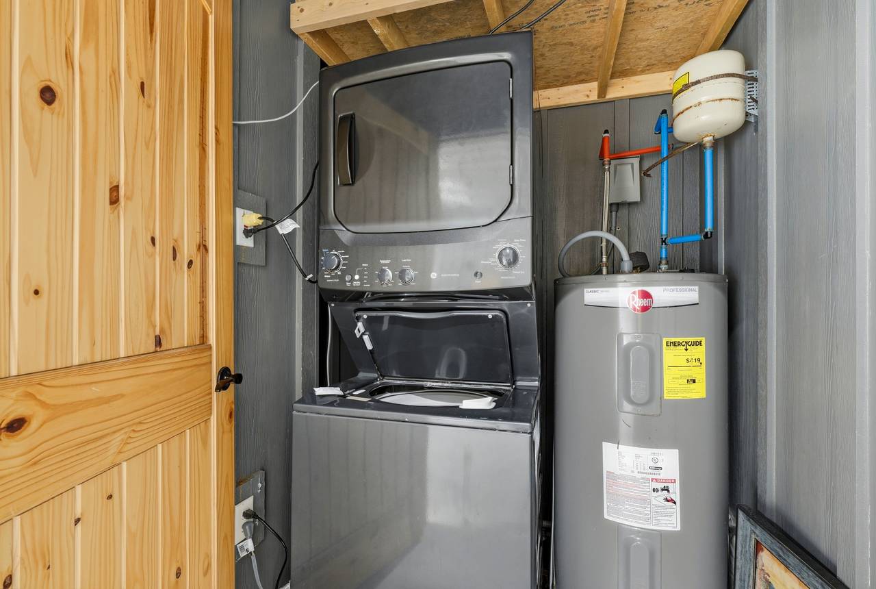 <span class="name">Full size stackable washer and dryer - free to use</span> <span class="name">Full size stackable washer and dryer - free to use</span>