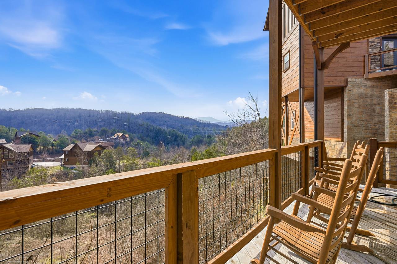 <span class="name">Luxury cabin w/ stunning mountain views</span> <span class="name">Luxury cabin w/ stunning mountain views</span>