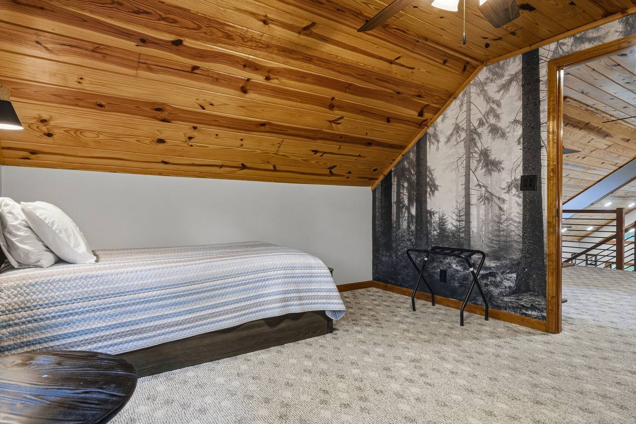 Kids' room with twin trundle beds for extra sleeping Kids' room with twin trundle beds for extra sleeping