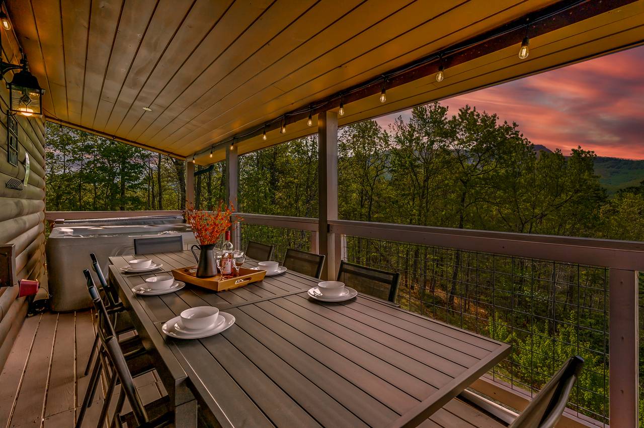 Outdooor dining with a Smoky Mountain backdrop Outdooor dining with a Smoky Mountain backdrop