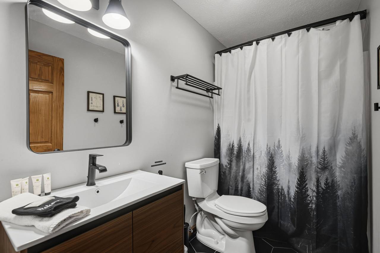 Convenient second full bathroom for guests Convenient second full bathroom for guests