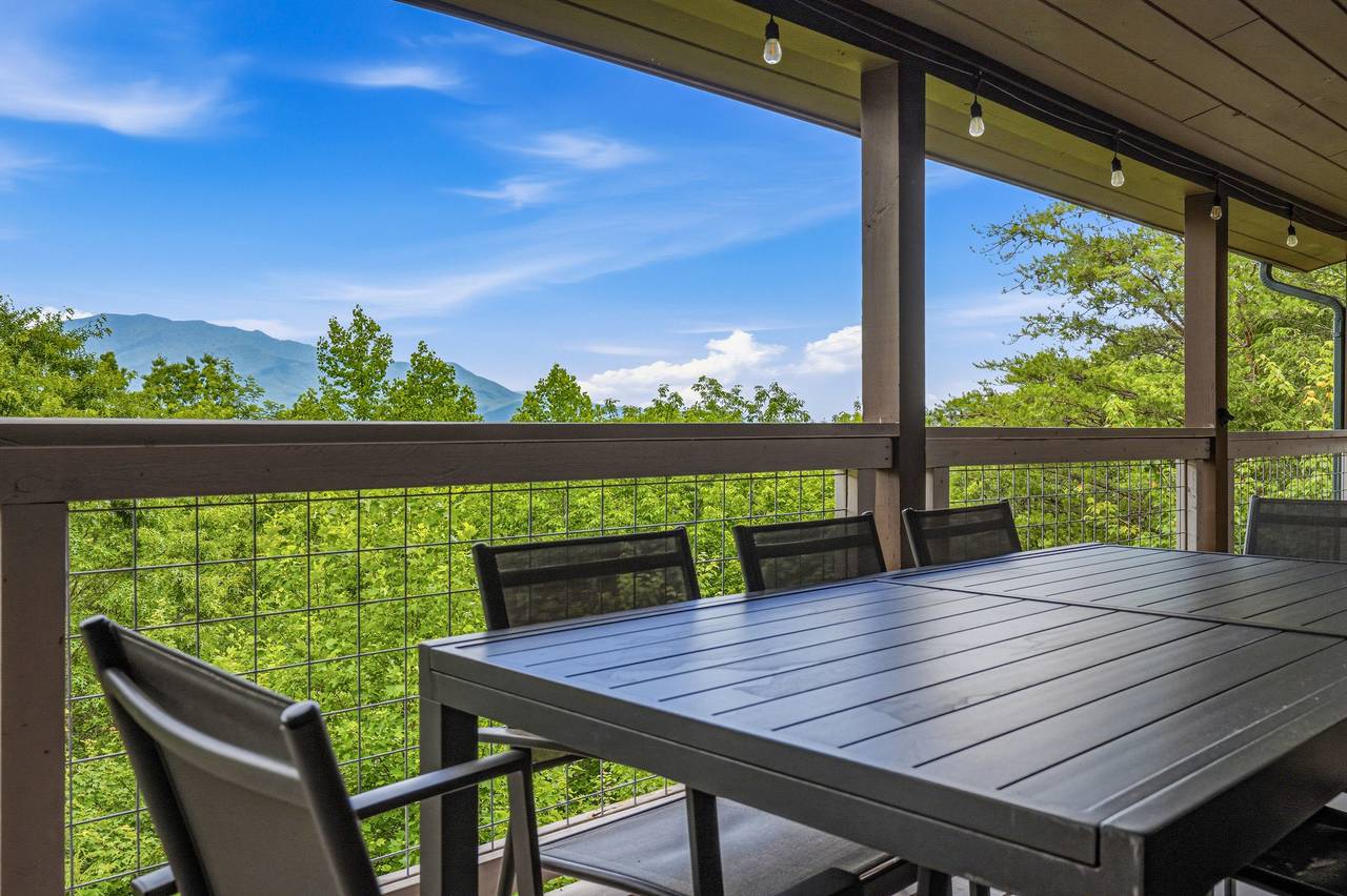 Outdooor dining with a Smoky Mountain backdrop Outdooor dining with a Smoky Mountain backdrop