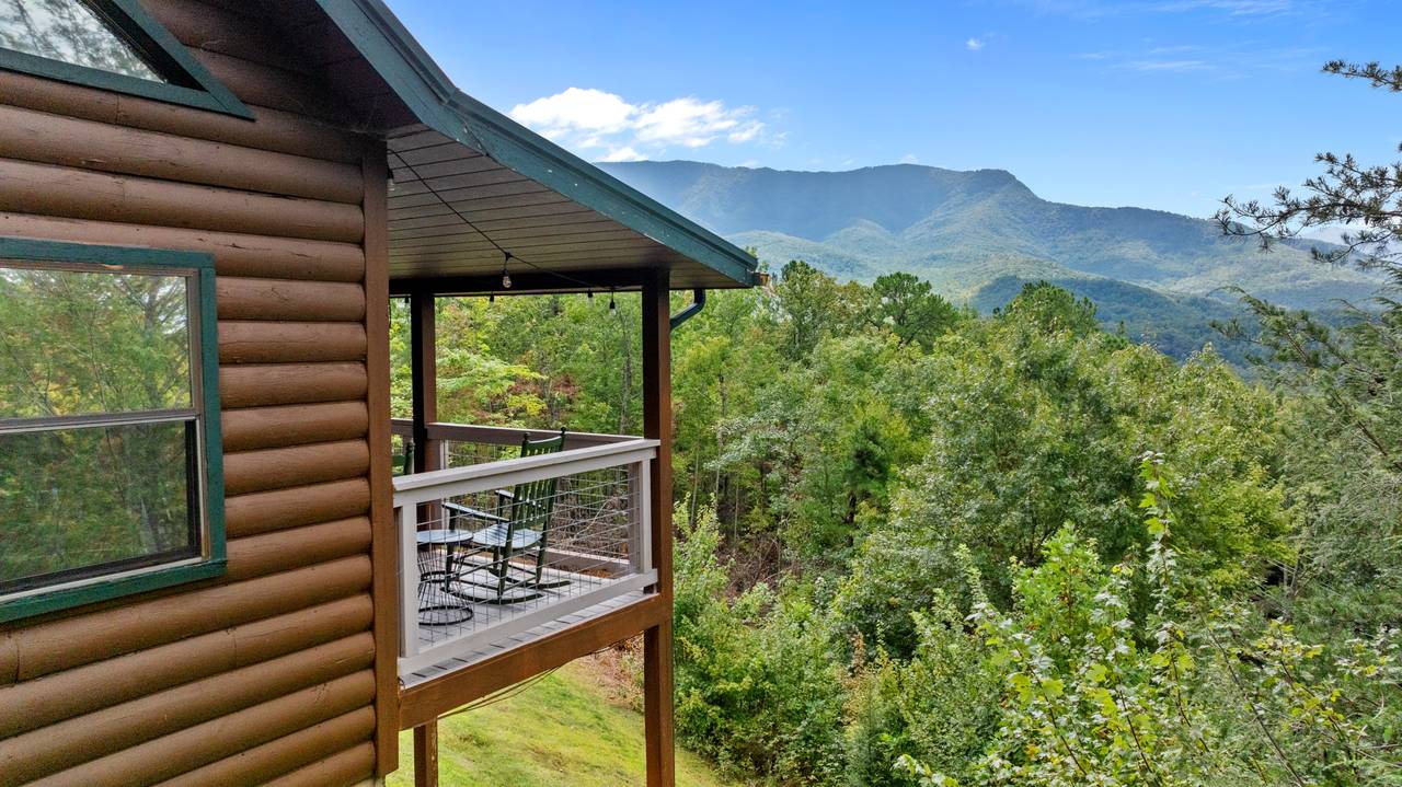 Peaceful mountain retreat surrounded by Smoky Mountain beauty Peaceful mountain retreat surrounded by Smoky Mountain beauty