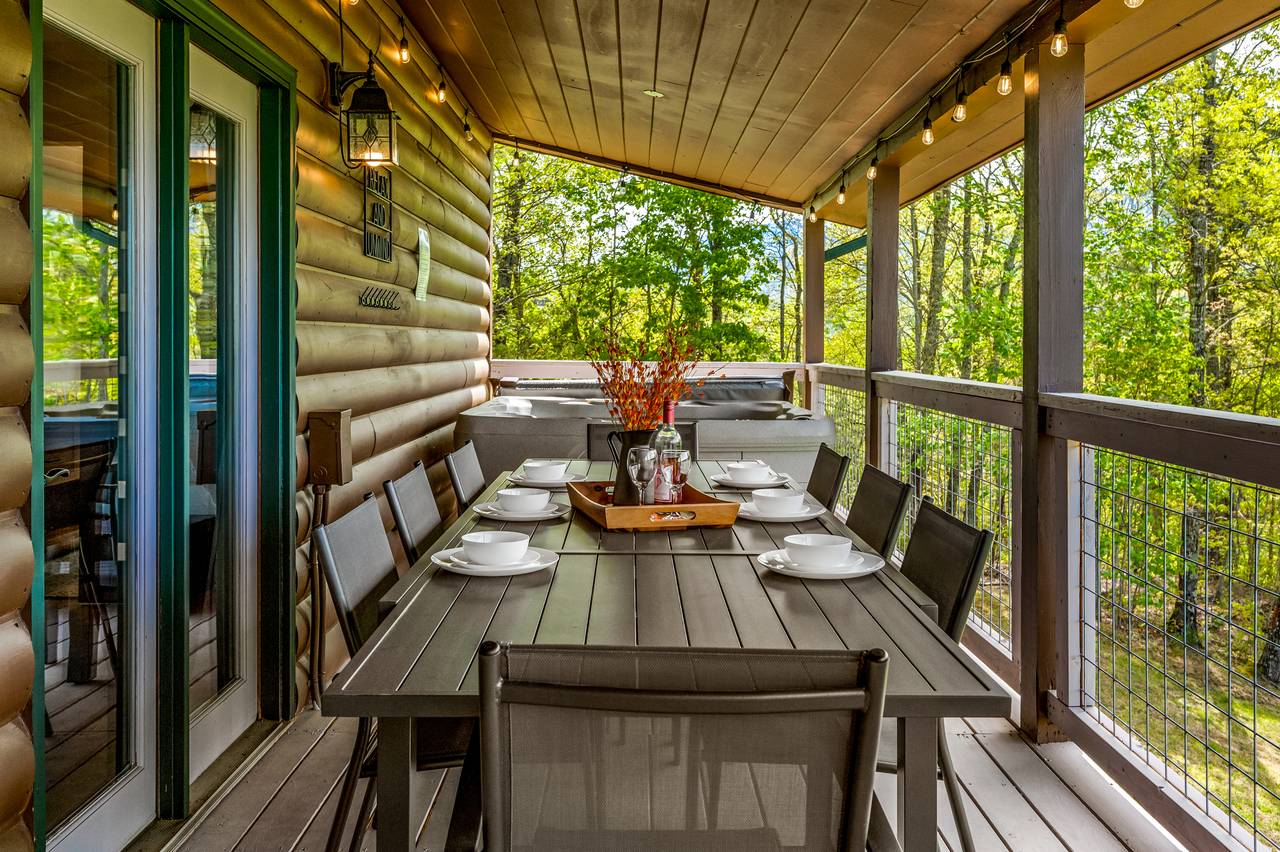 Outdooor dining with a Smoky Mountain backdrop Outdooor dining with a Smoky Mountain backdrop