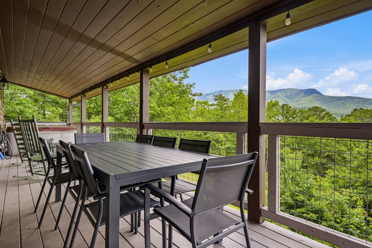 Outdooor dining with a Smoky Mountain backdrop Outdooor dining with a Smoky Mountain backdrop