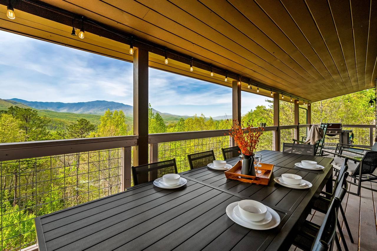 Outdooor dining with a Smoky Mountain backdrop Outdooor dining with a Smoky Mountain backdrop