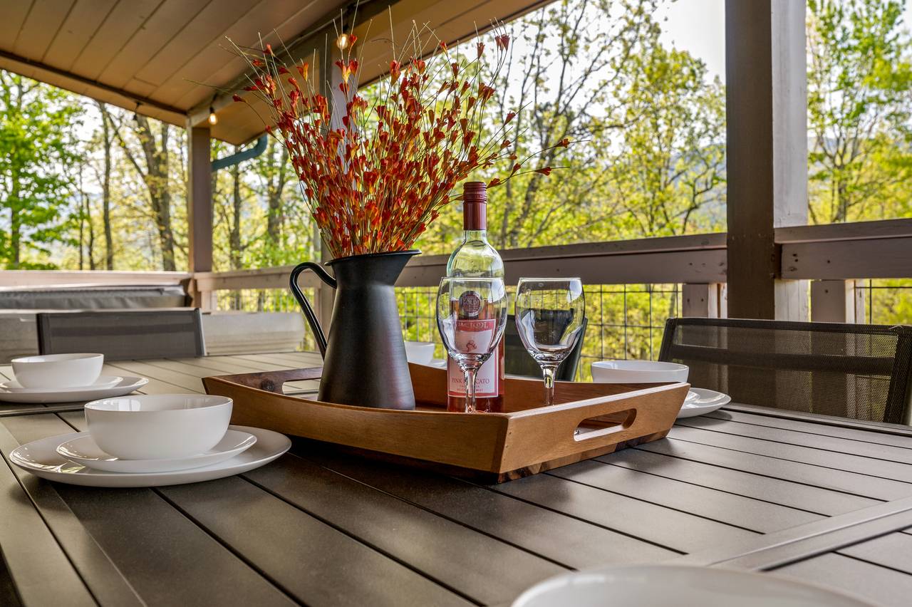 Outdooor dining with a Smoky Mountain backdrop Outdooor dining with a Smoky Mountain backdrop