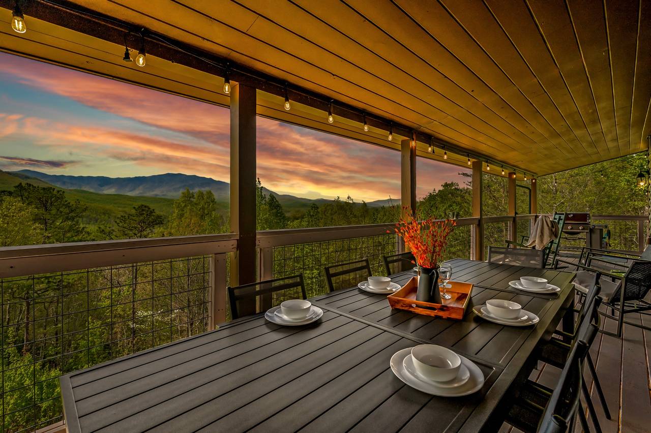 Outdooor dining with a Smoky Mountain backdrop Outdooor dining with a Smoky Mountain backdrop