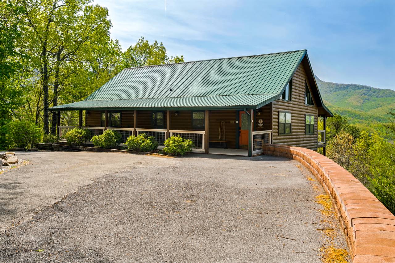 Plenty of parking for your Smoky Mountain getaway Plenty of parking for your Smoky Mountain getaway