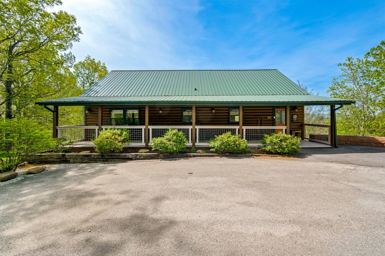 Plenty of parking for your Smoky Mountain getaway Plenty of parking for your Smoky Mountain getaway