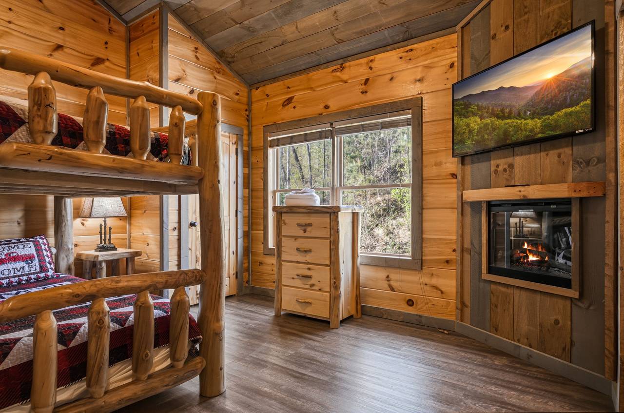 Queen-over-queen bunk w/TV, fireplace, & ensuite full bath Queen-over-queen bunk w/TV, fireplace, & ensuite full bath