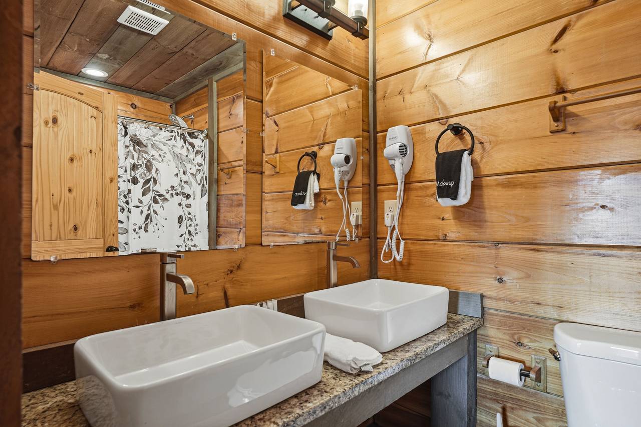 Ensuite full bathroom with tub/shower comob - lower level Ensuite full bathroom with tub/shower comob - lower level