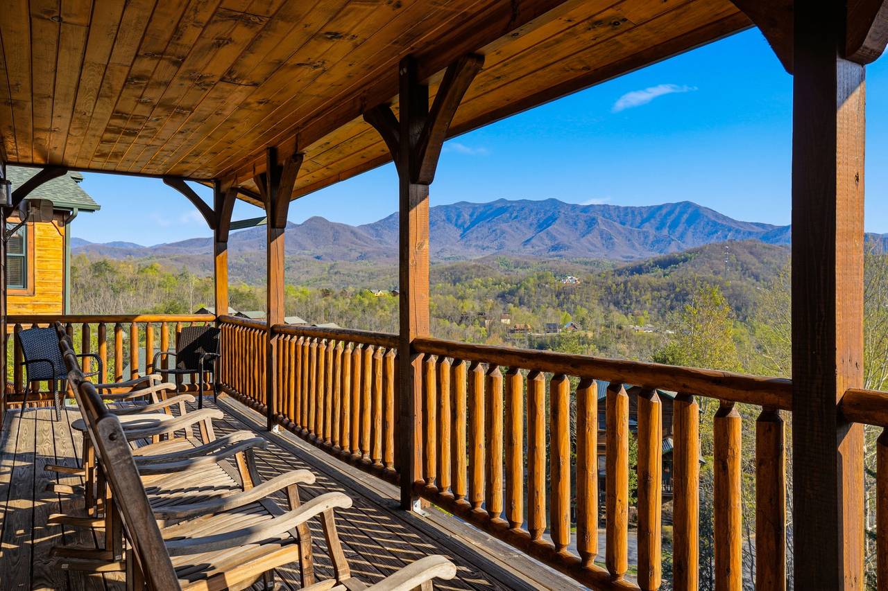 Multi-level decks with fresh furniture & scenic views Multi-level decks with fresh furniture & scenic views