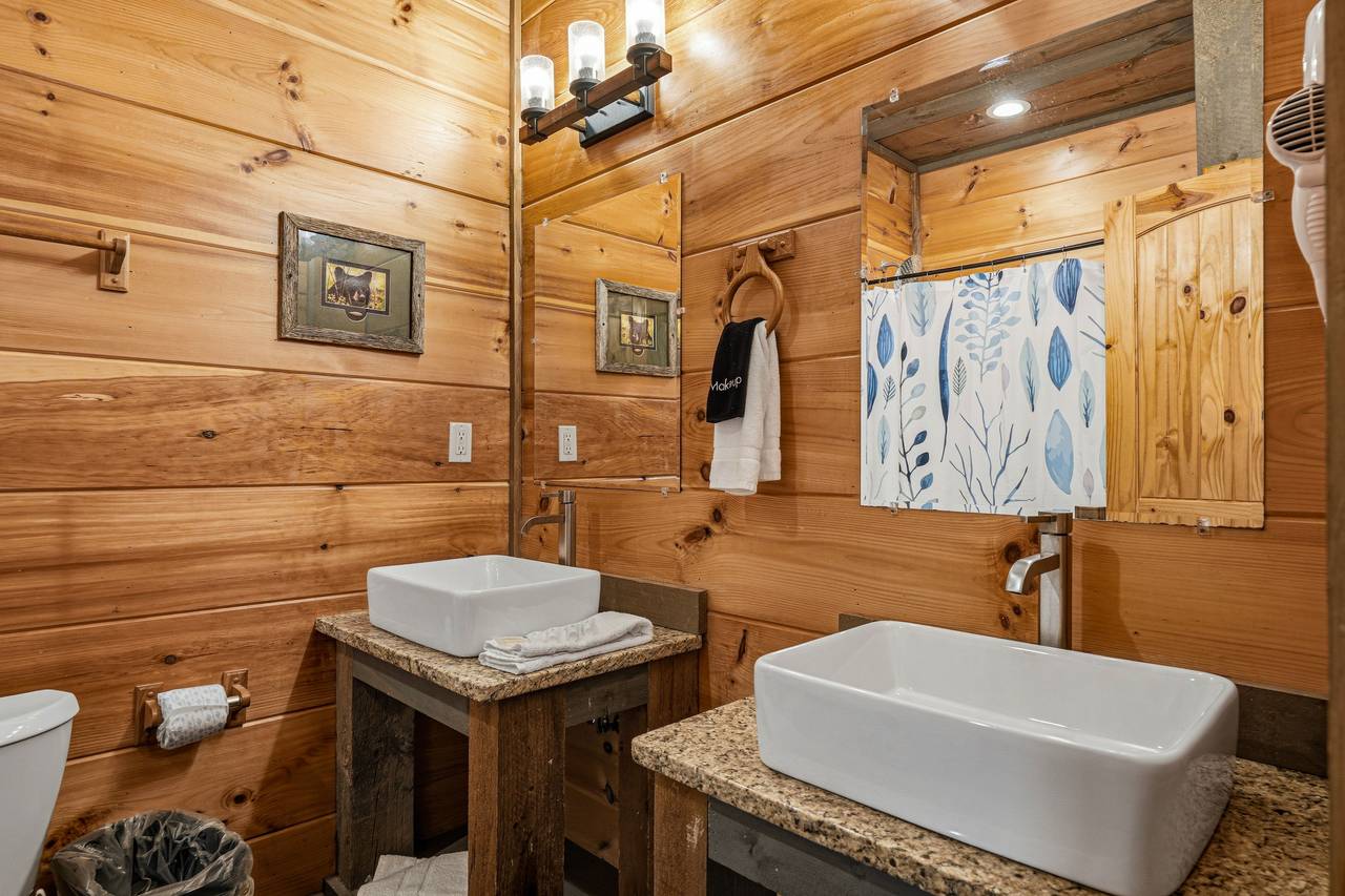 Ensuite full bathroom with tub/shower combo Ensuite full bathroom with tub/shower combo