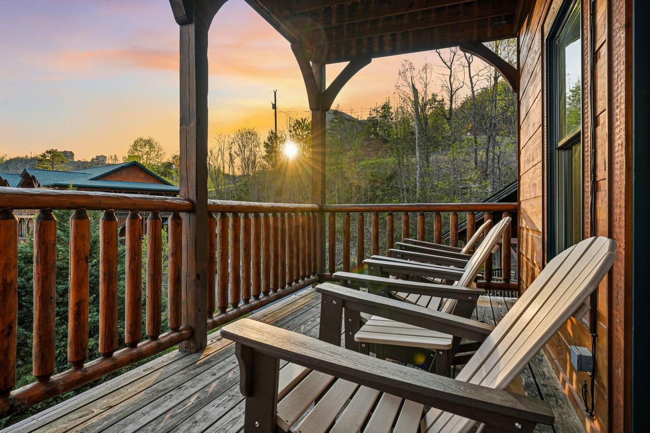 Multi-level decks with fresh furniture & scenic views Multi-level decks with fresh furniture & scenic views