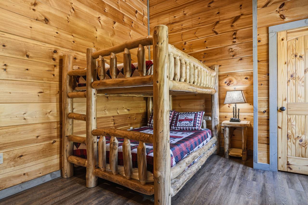 Queen-over-queen bunk w/TV, fireplace, & ensuite full bath Queen-over-queen bunk w/TV, fireplace, & ensuite full bath
