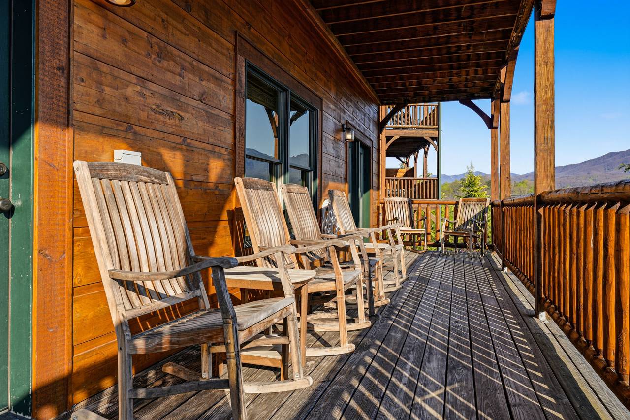 Multi-level decks with fresh furniture & scenic views Multi-level decks with fresh furniture & scenic views