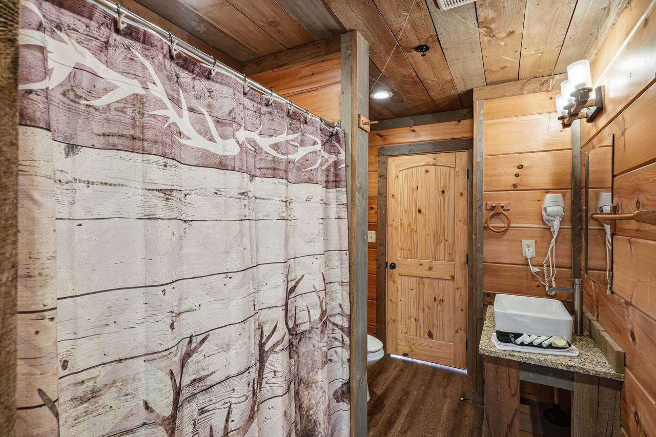 Ensuite Full bathroom with tub / shower combo on Entry Level Ensuite Full bathroom with tub / shower combo on Entry Level